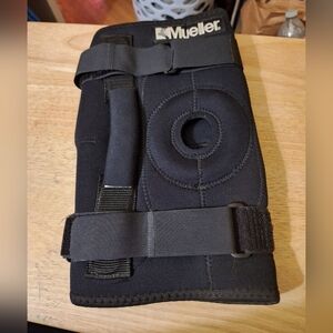 Mueller Sports Medicine Hinged Knee Brace